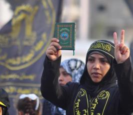 عشرات الالاف من شيوخ ونساء واطفال وقيادة الشعب الفلسطينى فى مهرجان الانطلاقة  الجهادية
