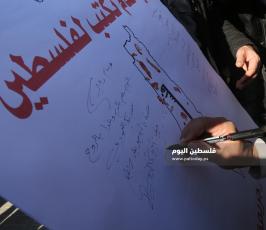 صحفيون يوقعون بالدم على خارطة فلسطين  (2).JPG
