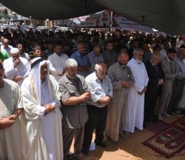 صلاة الجمعة أمام الصليب الأحمر