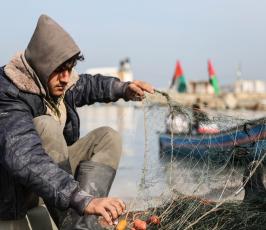  صياد يغزل شباك الصيد  ‫(30400905)‬ ‫‬