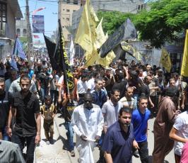 جماهير غفيرة تشيع جثماني شهيدي وسط قطاع غزة