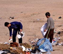 بالصور: كيف تحول مقلب قمامةإلى مصدر رزق الكثير من العائلات في غزة؟