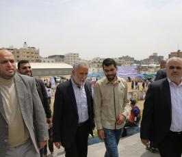 زيارة الدكتور محمد الهندى واسماعيل هنية الى خيمة اعتصام الاسرى ‫(38666765)‬ ‫‬