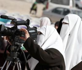 صحفيات يزاحمن الصحفيين في التصوير بغزة