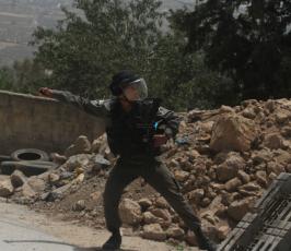 خاص فلسطين اليوم..قوات الاحتلال تقمع مسيرة كفر قدوم المنددة بالاستيطان