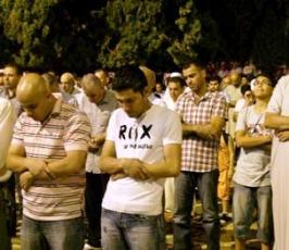 آلاف المقدسيين يحرصون على اداء التراويح في الاقصى