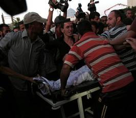 اثناء وصول جثامين الشهداء عز الدين أبو نصيرة وأحمد فطاير لمستشفى شهداء الاقصى