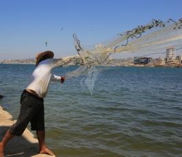 صياد فلسطيني يبحث عن رزقه في بحر غزة في شهر رمضان المبارك ‫(1)‬ ‫‬