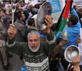 بالصور:احتجاج أمام مقر وكالة الغوث بغزة ضد تقليص الخدمات