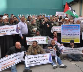 بالصور:احتجاج أمام مقر وكالة الغوث بغزة ضد تقليص الخدمات