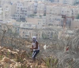 قوات الاحتلال تقمع مسيرة بلعين الأسبوعية المنددة ببناء الجدار الفاصل