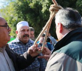أهالي الشهداء يعلقون أنفسهم بمشانق  ‫(29417869)‬ ‫‬