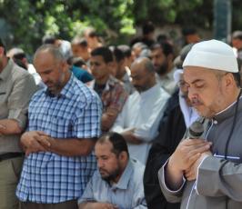 بالصور:واعد تقيم صلاة الجمعة أمام مقر الصليب الاحمر دعما لإضراب الاسرى الإداريين