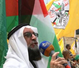 بالصورجانب من صلاة الجمعة التضامنية، مع الاسرى المضربين عن الطعام في الخليل