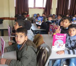  الرابطة الإسلامية توزع كتاب اللغة الانجليزية وتنظم مشروع إفطار للطلبة المدارس ‫(38994438)‬ ‫‬