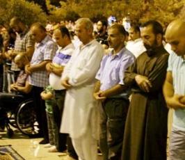 آلاف المقدسيين يحرصون على اداء التراويح في الاقصى