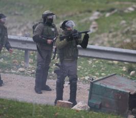 خاص فلسطين اليوم...الاحتلال يقمع مسيرة النبي صالح المنددة بالاستيطان