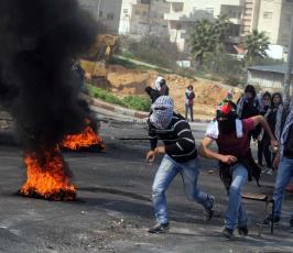خاص فلسطين اليوم..إصابات بالرصاص الحي بمواجهات "عوفر" قرب رام الله