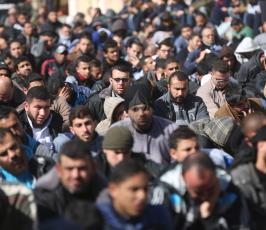 صلاة الجمعة أمام مقر الصليب الأحمر في غزة  ‫(39387670)‬ ‫‬