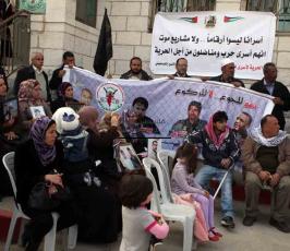 خاص فلسطين اليوم..اعتصام لأهالي الأسرى امام مقر الصليب الاحمر في رام الله