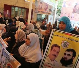 اهالي المعتقلين أمام مقر اللجنة الدولية للصليب الأحمر بمدينة غزة (1)