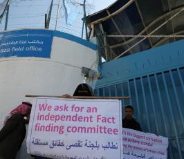 مواطنون يتظاهرون أمام مقرالأونروا ‫(30335376)‬ ‫‬