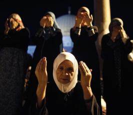 الالاف يحيون ليلة القدر بالمسجد الاقصى