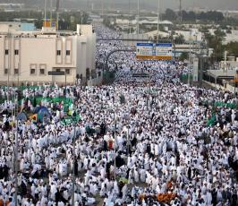 حجاج على جبل عرفات بعد ظهر اليوم لأداء ركن الحج الأعظم  ‫(29745555)‬ ‫‬