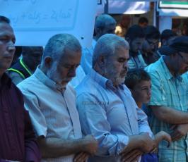 الجهاد تقيم صلاة الجمعة أمام مقر الصليب الأحمر بمدينة غزة