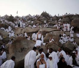 حجاج على جبل عرفات بعد ظهر اليوم لأداء ركن الحج الأعظم  ‫(29745556)‬ ‫‬