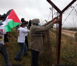 نشطاء فلسطينيون يقطعون أجزاء من معتقل عوفر غربي رام الله