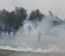 خاص فلسطين اليوم...الاحتلال يقمع مسيرة النبي صالح المنددة بالاستيطان