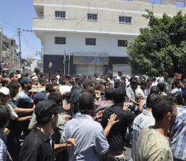 جماهير رفح تشيع شهداء مجزرة عائلة غنام من مسجد العودة وسط رفح