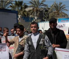 بالصور:بمشاركة الرابطة الإسلامية ... الحملة العالمية للعودة إلي فلسطين تنظم وقفة تضامنية في ذكري يوم الأرض أمام المندوب السامي بغزة