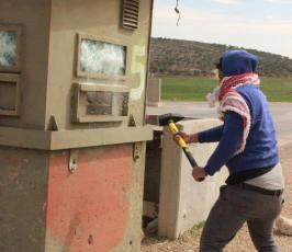 نشطاء المقاومة الشعبية يحطمون أجزاء من حاجز بيت فوريك
