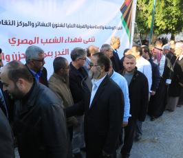المئات من الفلسطينين يؤمون خيمة العزاء التي أقيمت في ساحة الجندي وسط غزة تضامنا مع الشعب المصري ‫(1)‬ ‫‬