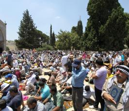 أكثر من ربع مليون فلسطيني يؤمون الاقصى في جمعة رمضان الثالثة