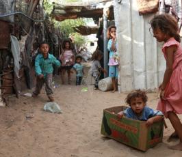 أطفال غزة يلعبون على طريقتهم الخاصة رغم البؤس والفقر والحصار ‫(1)‬