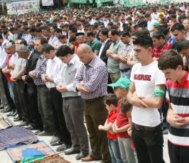 بالصورجانب من صلاة الجمعة التضامنية، مع الاسرى المضربين عن الطعام في الخليل