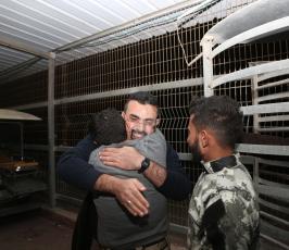 لأسير فراس أبو زيد حفيد خنساء فلسطين الحاجة أم رضوان الشيخ خليل يتنسم عبق الحرية  (2)
