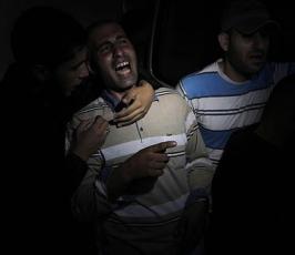 اثناء وصول جثامين الشهداء عز الدين أبو نصيرة وأحمد فطاير لمستشفى شهداء الاقصى