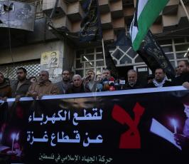 وقفة إحتجاجية ضد سياسة قطع الكهرباء فى غزة ‫(38666754)‬ ‫‬
