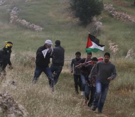 خاص فلسطين اليوم...مواجهات بين أهالي بلدة دير جرير وقطعان المسنوطنين