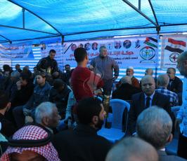 المئات من الفلسطينين يؤمون خيمة العزاء التي أقيمت في ساحة الجندي وسط غزة تضامنا مع الشعب المصري ‫(38339073)‬ ‫‬