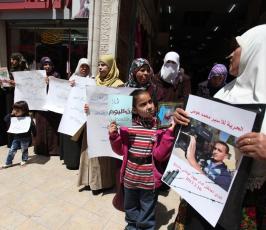 خاص فلسطين اليوم..أهالي الأسرى المعتقلين في سجون السلطة يعتصمون وسط رام الله للمطالبة بالإفراج عنهم