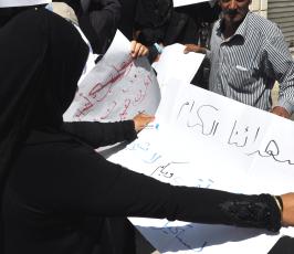 موظفو السلطة وأسر الشهداء