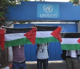 "شباب الانتفاضة" ينظم وقفة أمام مقر الأمم المتحدة يطالبها بالوقوف إلى جانب القضية الفلسطينية