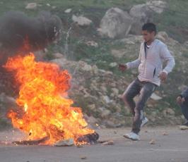 مواجهات بين شبان فلسطينيين وقوات الإحتلال أمام سجن عوفر