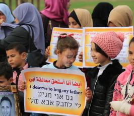 أهالي الأسرى الفلسطينيين ينظمون وقفة تطالب بإطلاق سراح انبائهم من مكان أسر شاؤول ارون شرق غزة ‫(1)‬ ‫‬