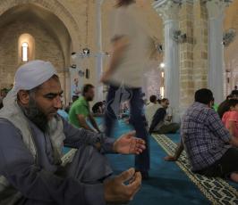 غزيون يقرأون القران الكريم في المسجد العمري الكبير فى اول ايام رمضان  ‫(39780870)‬ ‫‬